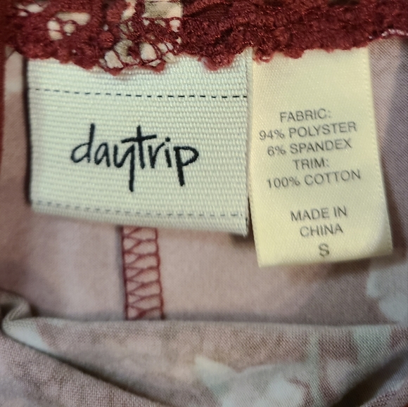 36. HP! Daytrip by Buckle floral blouse, back crochet inset, handkerchief hem - Picture 15 of 16